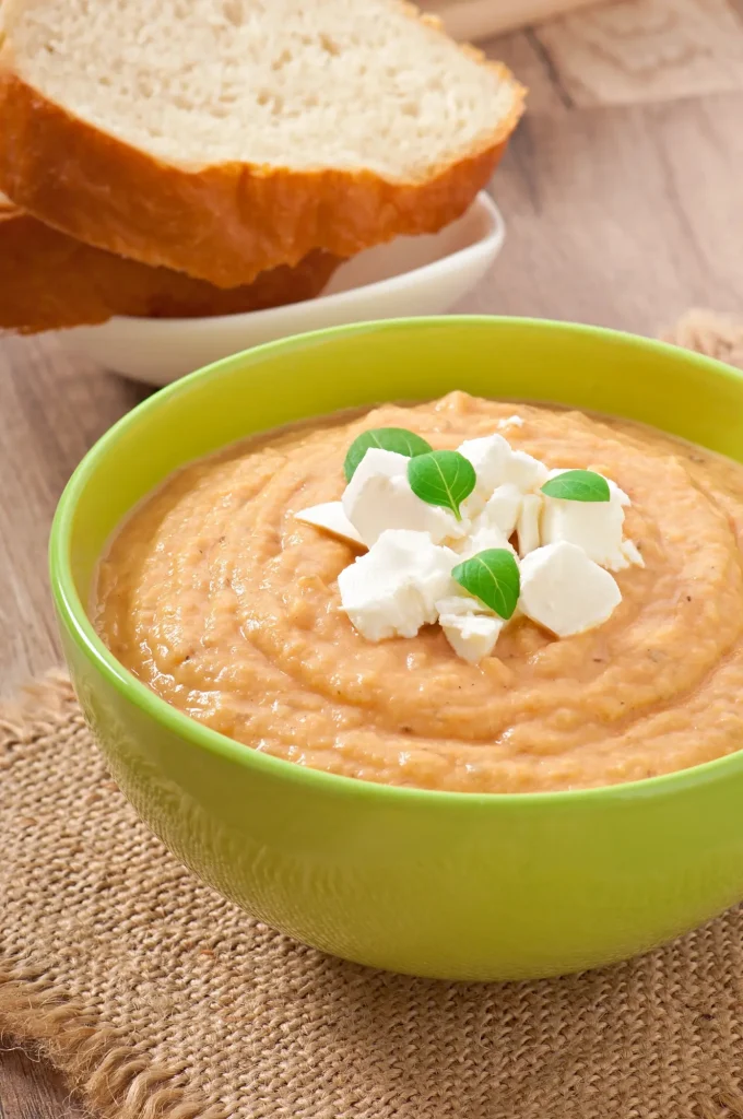 Bol de purée de pomme de terre et carotte