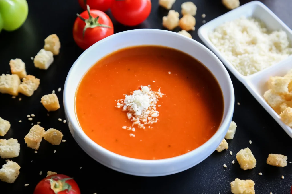 Bol de soupe à la tomate