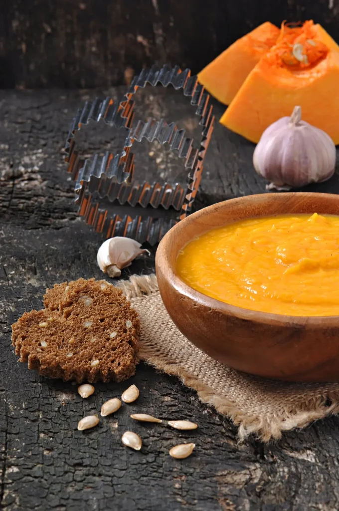 Bol de soupe de potiron et châtaignes