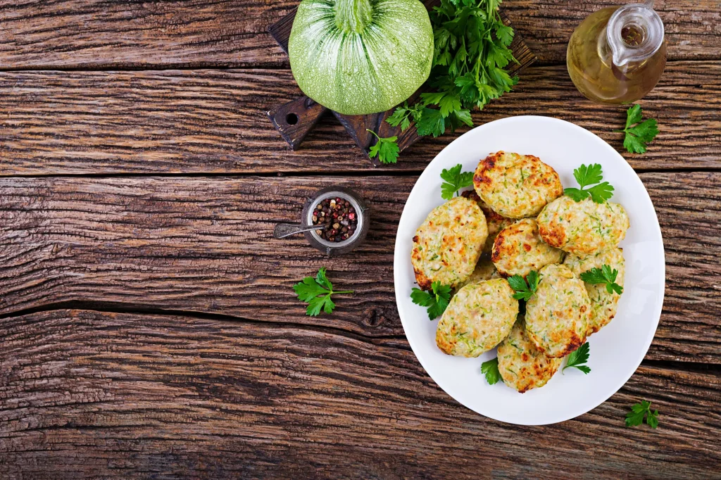 Assiette de beignets de courgettes