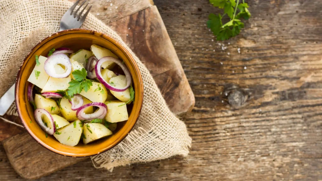 Salade de pommes de terre pour accompagner un barbecue