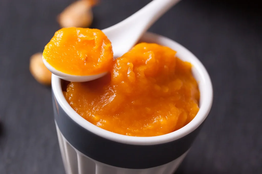 Pot de compote de pommes et figues
