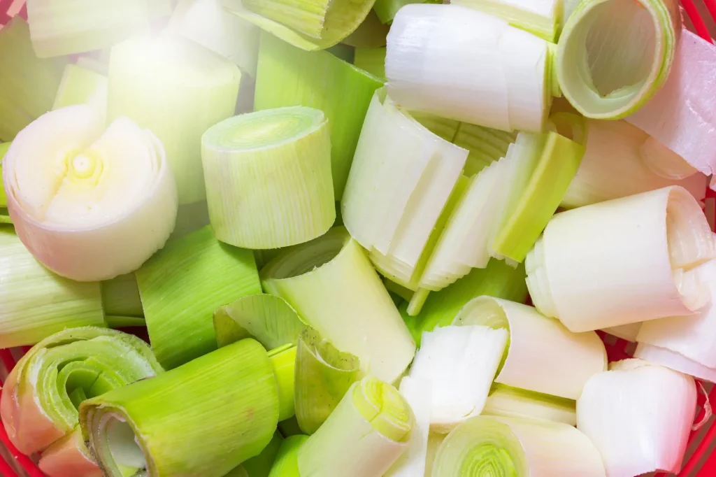 Poireaux coupés pour la préparation de la fondue de poireaux