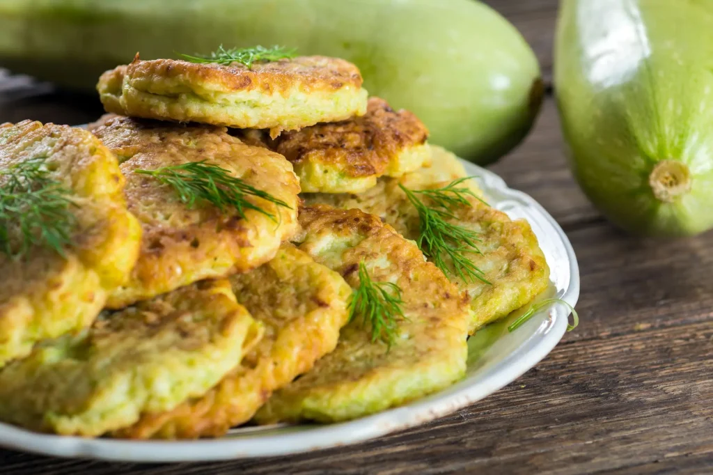 Assiette de galettes de courgette