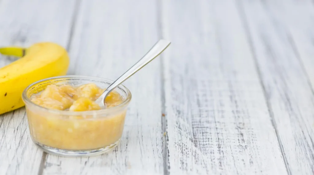 Bol de compote banane pour bébé