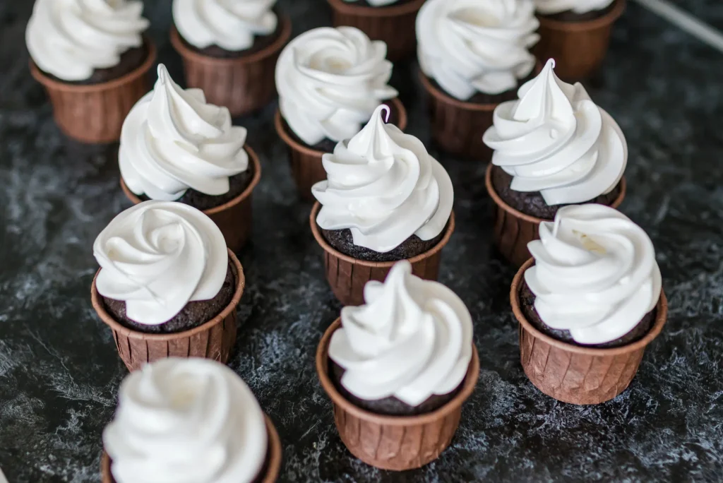 Cupcakes décorés de meringue italienne