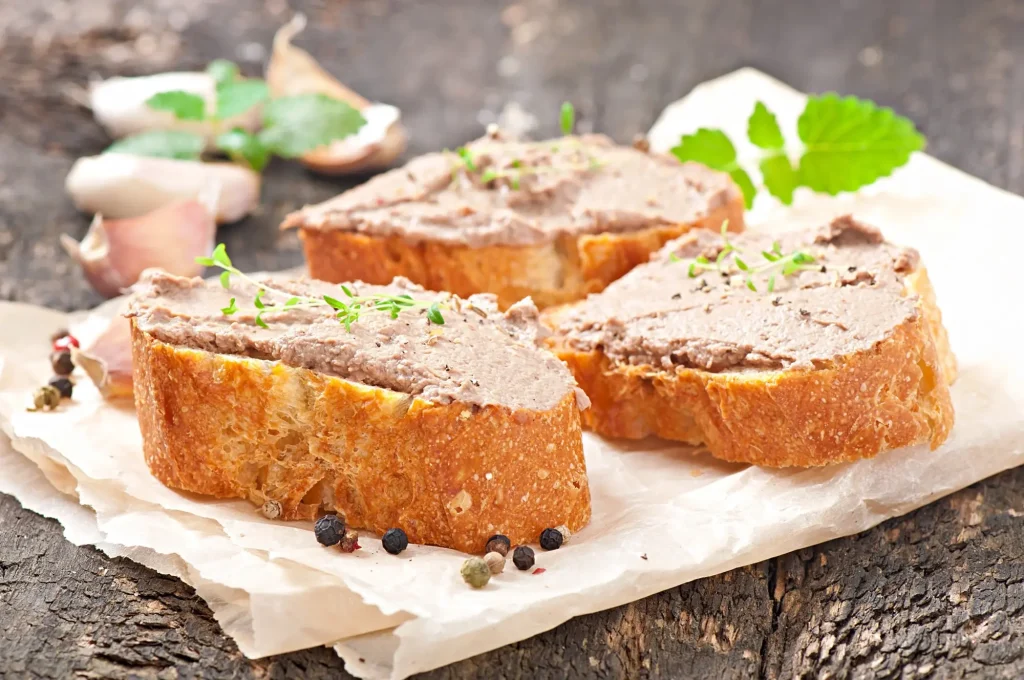 Pain tartiné avec de la mousse de foie de volaille