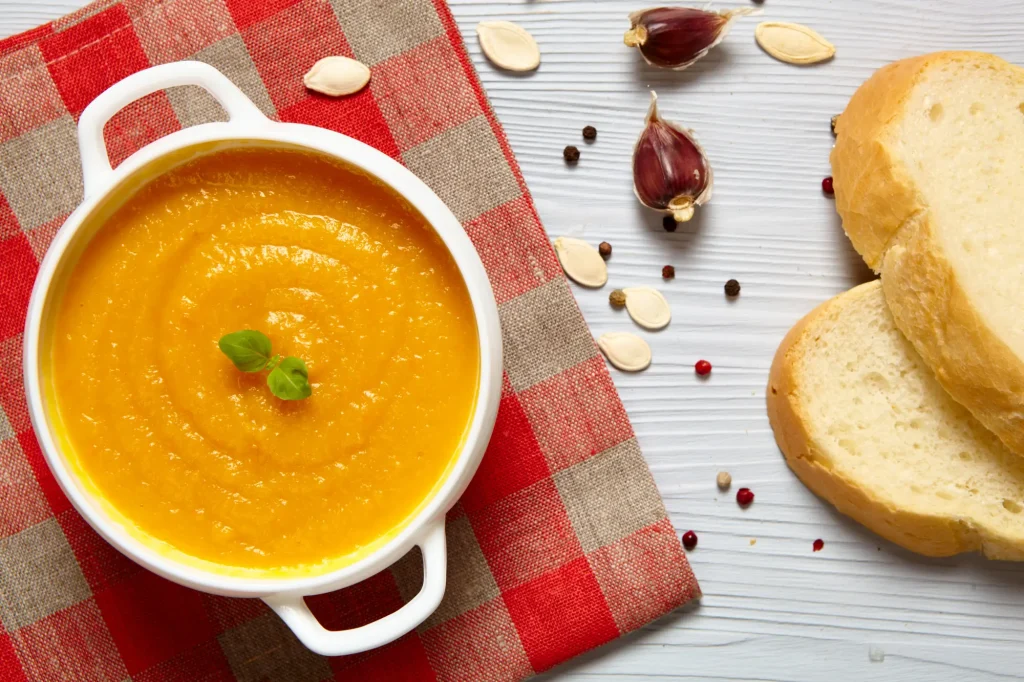 Bol de velouté de butternut et carotte