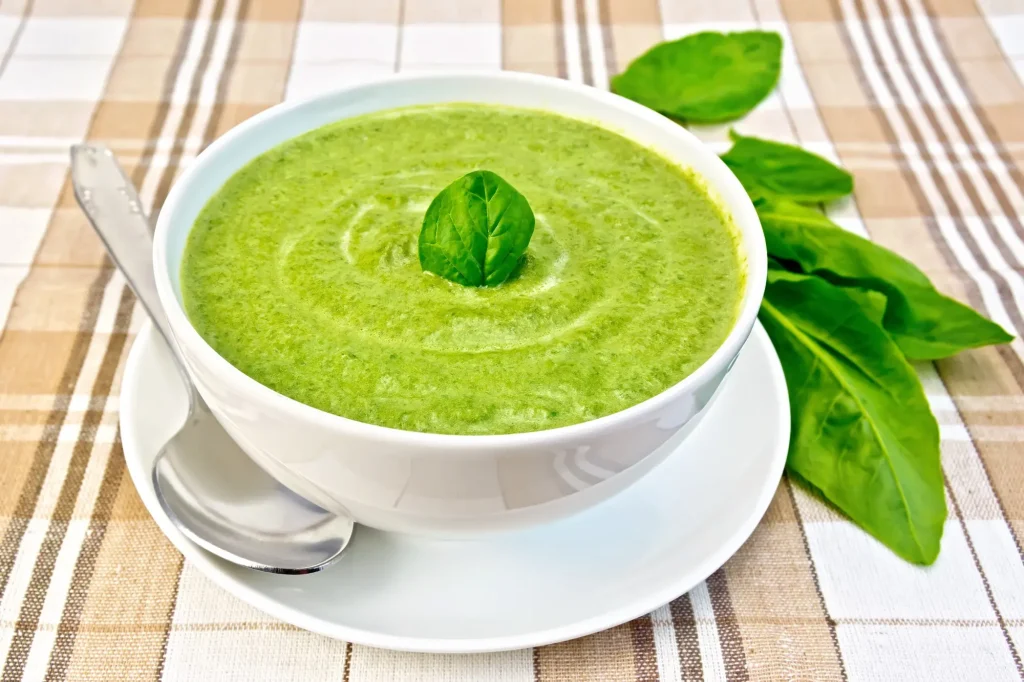 Bol de soupe d'épinards