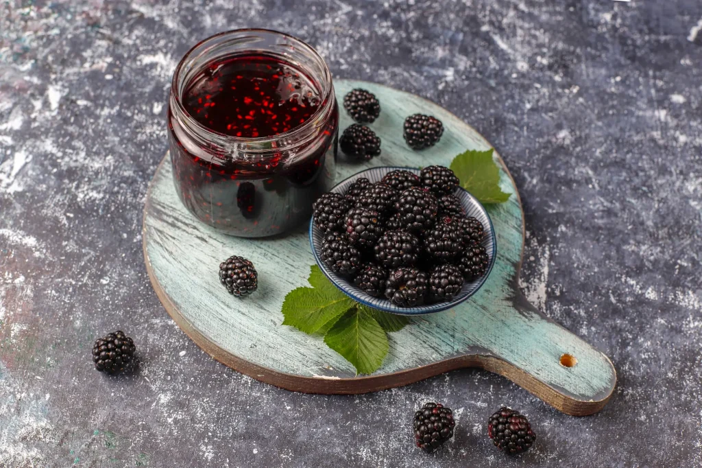 Pot de confiture de mûres