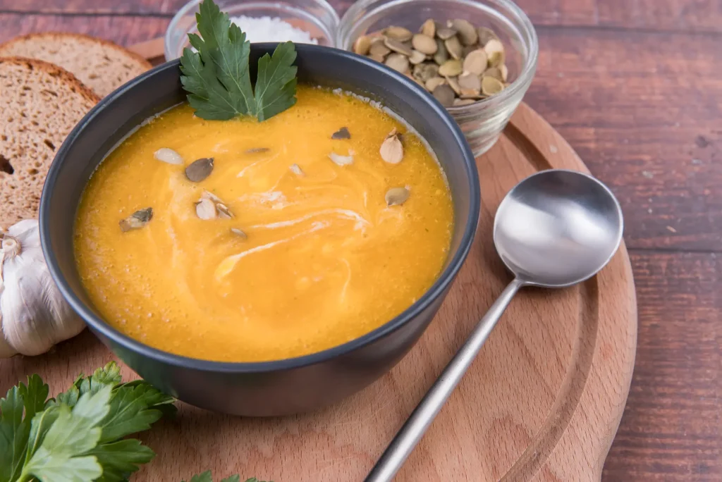 Bol de soupe de butternut et pomme de terre