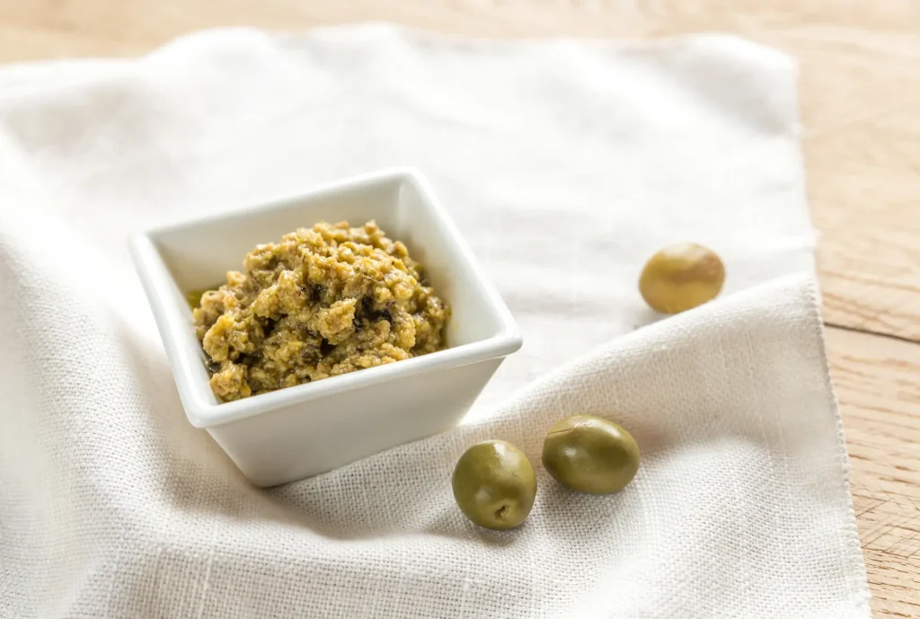 Bol de tapenade aux olives vertes