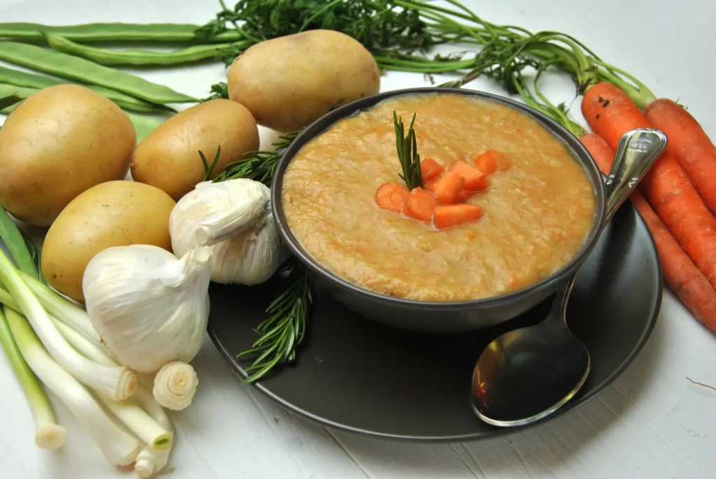 Bol de soupe de poireaux, pommes de terre et carottes