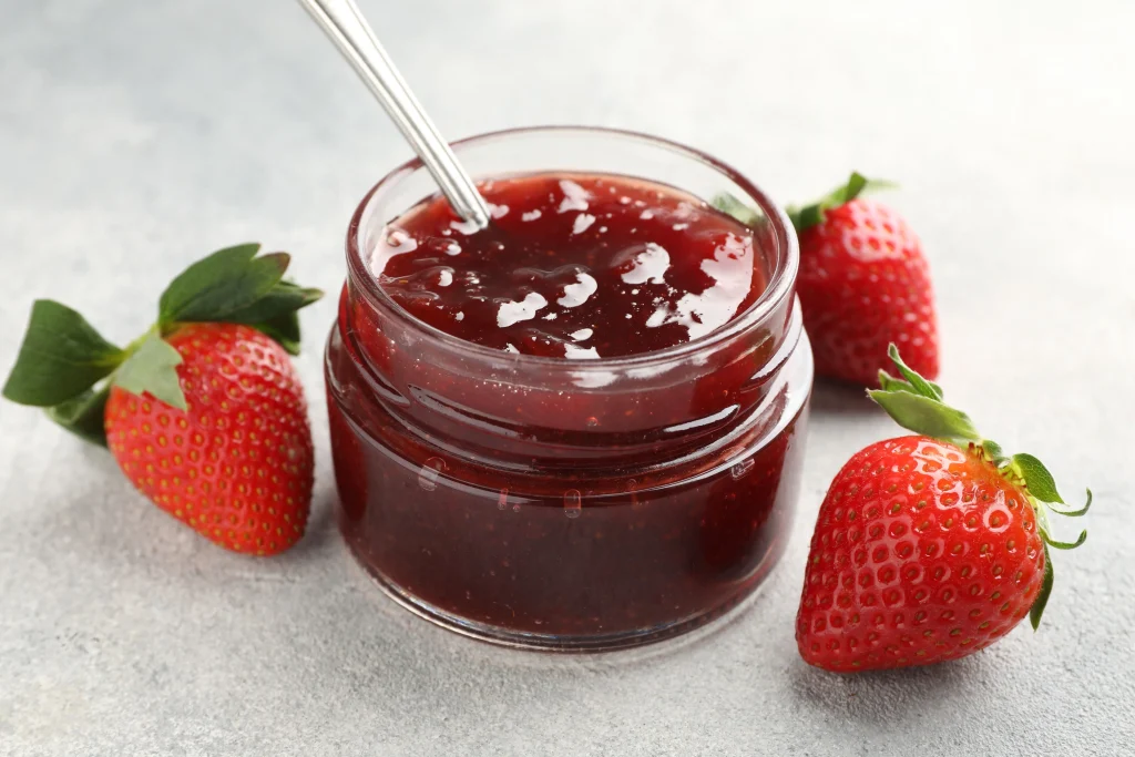 Pot de confiture de fraises