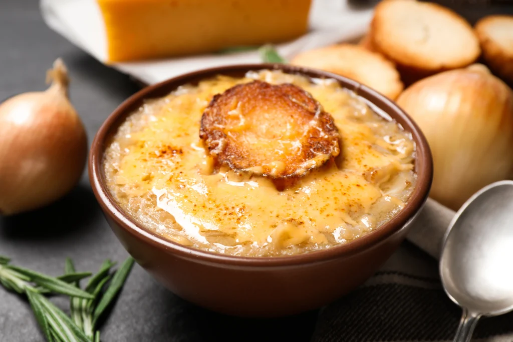 Bol de soupe à l'oignon